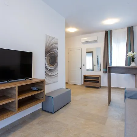 Saint Lucas نيا بوتيدايا